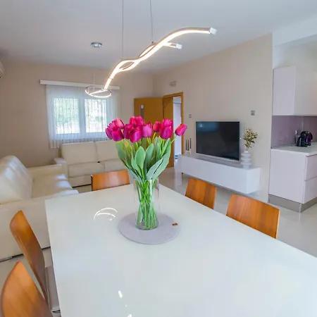 The Olive Escape Vikendica